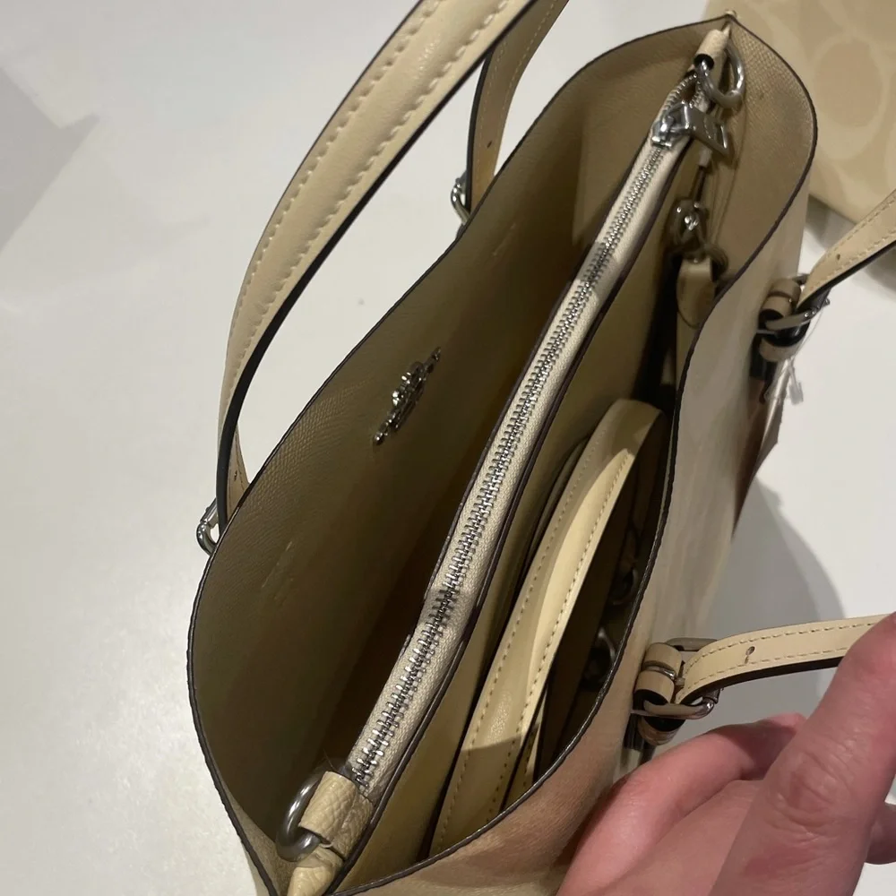 NWT！COACH MOLLIE TOTE BAG 25 IN SIGNATURE CANVAS（COACH CAL50）